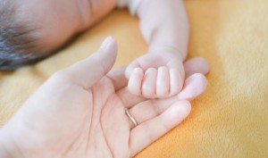 赤ちゃんの手と母の手